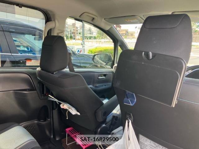Toyota VOXY 2016-02 7226890-11