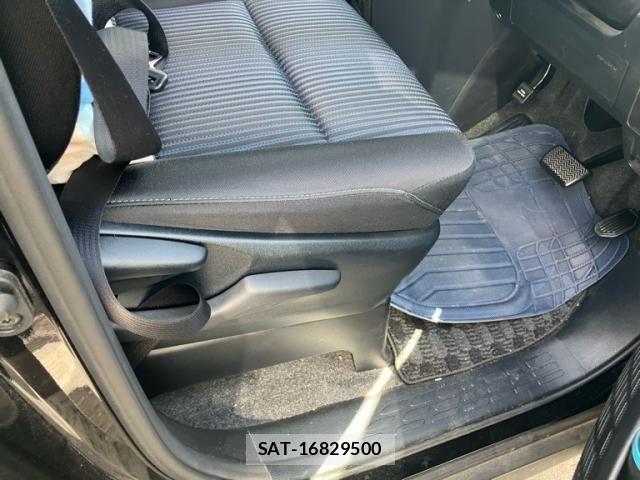 Toyota VOXY 2016-02 7226890-15