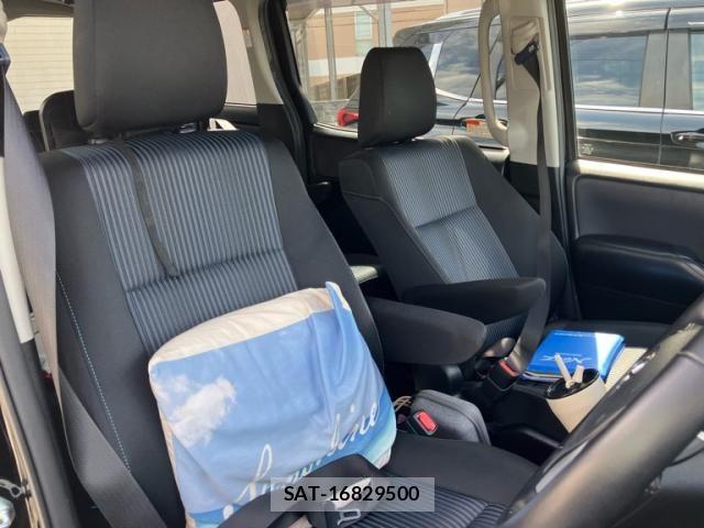 Toyota VOXY 2016-02 7226890-16