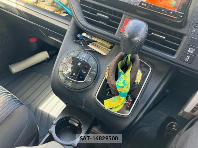Toyota VOXY 2016-02 7226890-21