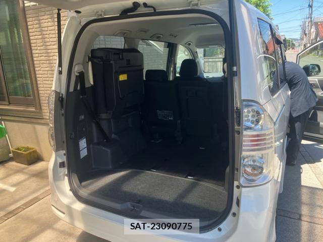Toyota VOXY 2009-12 7226853-6