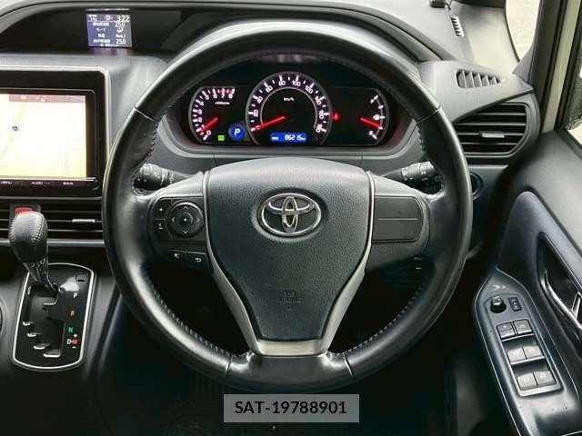 Toyota VOXY 2015-12 7217147-12