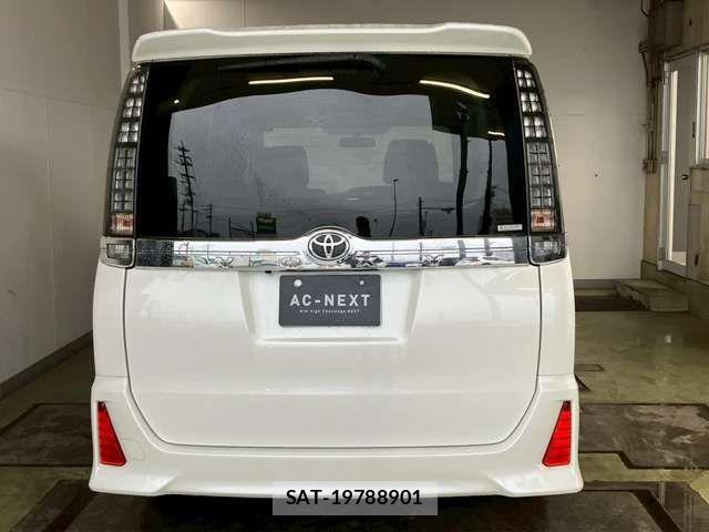 Toyota VOXY 2015-12 7217147-17