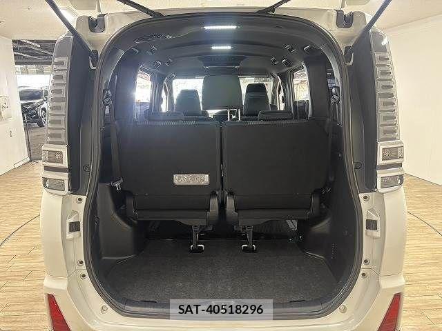 Toyota VOXY 2017-12 7226914-12