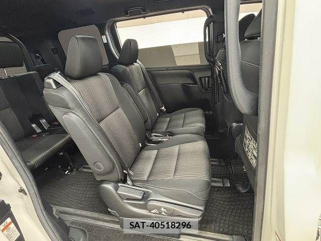 Toyota VOXY 2017-12 7226914-5