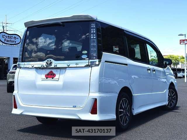 Toyota VOXY 2017-01 7226896-2