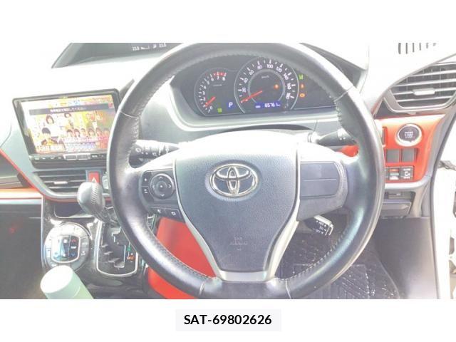 Toyota VOXY 2017-10 7226912-12