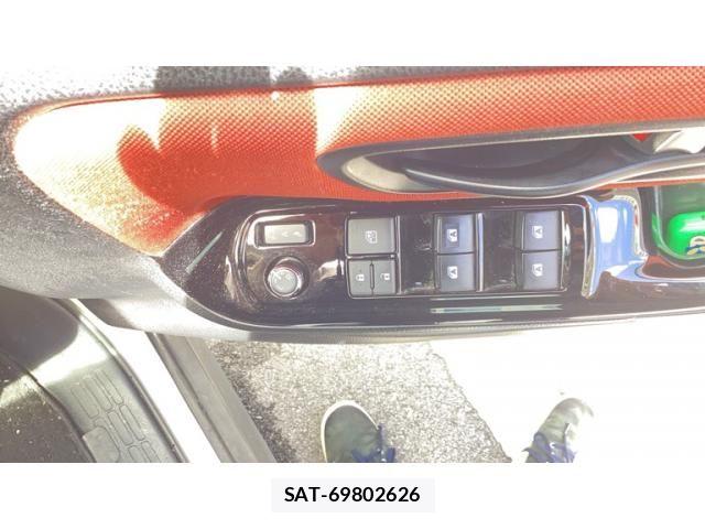 Toyota VOXY 2017-10 7226912-15