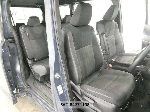Toyota VOXY 2023-04 7226984-14