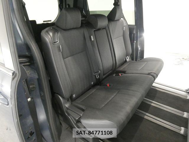 Toyota VOXY 2023-04 7226984-15