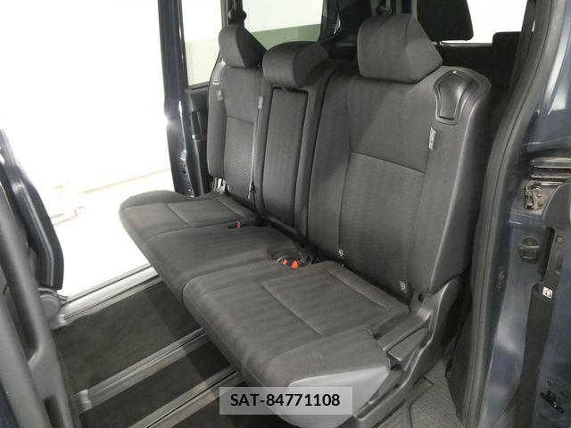 Toyota VOXY 2023-04 7226984-17