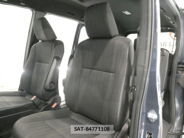 Toyota VOXY 2023-04 7226984-21