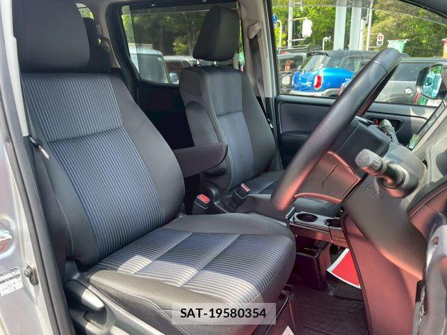 Toyota VOXY 2015-12 7217146-5