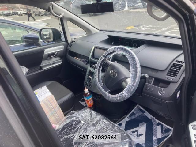 Toyota VOXY 2013-11 7226870-11