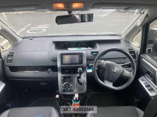 Toyota VOXY 2013-11 7226870-13