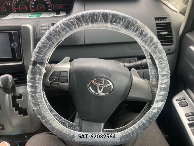 Toyota VOXY 2013-11 7226870-14
