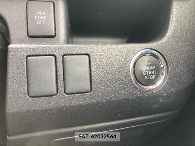 Toyota VOXY 2013-11 7226870-17