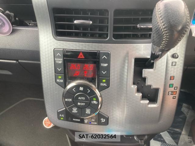 Toyota VOXY 2013-11 7226870-21