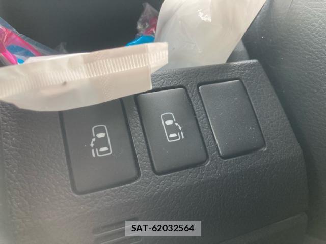 Toyota VOXY 2013-11 7226870-22