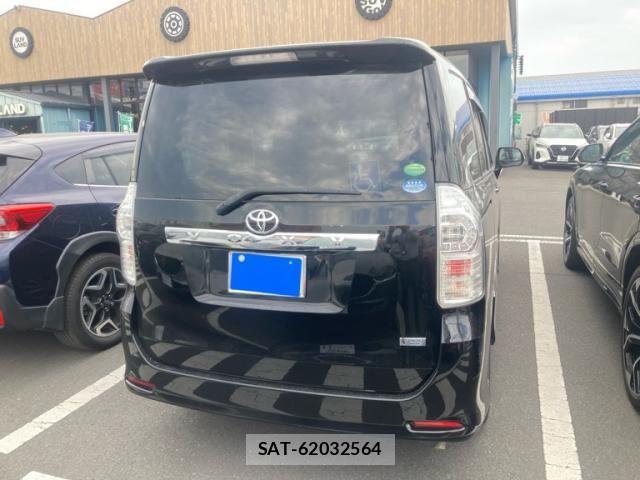 Toyota VOXY 2013-11 7226870-7