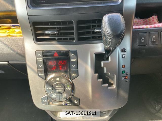 Toyota VOXY 2012-03 7226865-9