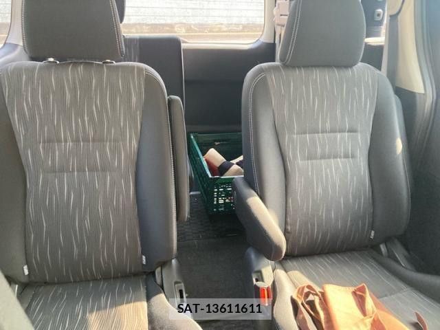 Toyota VOXY 2012-03 7226865-16