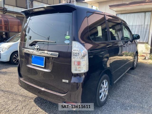 Toyota VOXY 2012-03 7226865-1