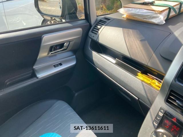 Toyota VOXY 2012-03 7226865-6