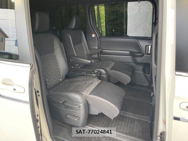 Toyota VOXY 2023-10 7226988-7