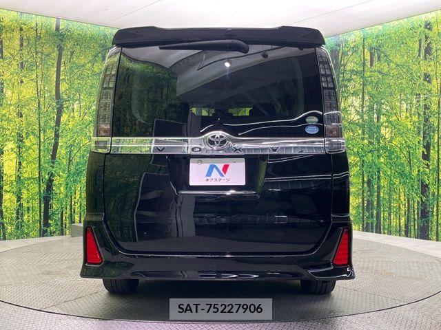 Toyota VOXY 2016-03 7226893-15