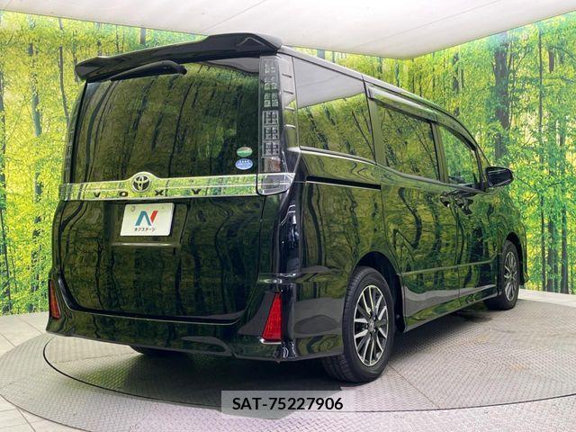 Toyota VOXY 2016-03 7226893-17