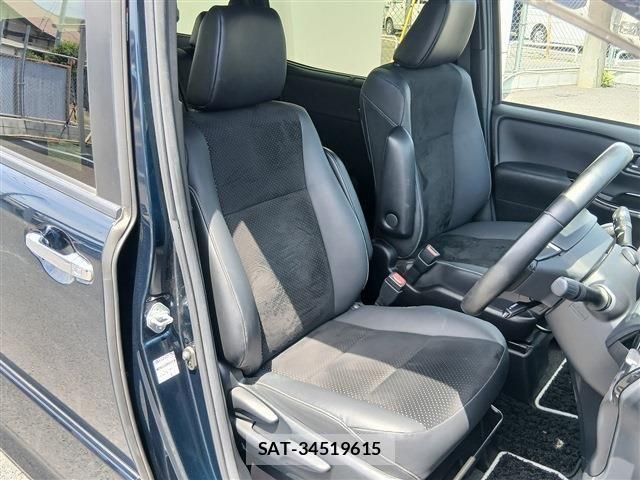 Toyota VOXY 2021-05 7215957-14