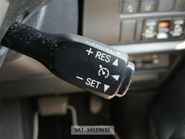 Toyota VOXY 2021-05 7215957-6