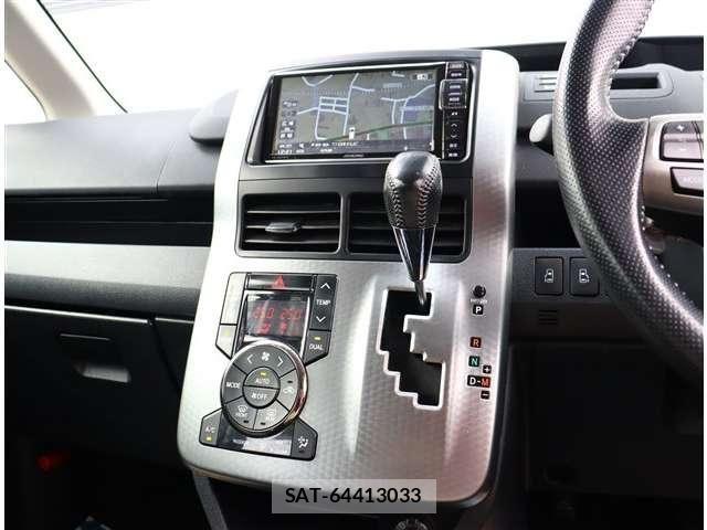 Toyota VOXY 2013-10 7226872-11