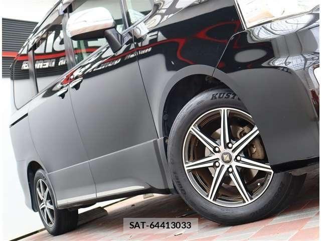 Toyota VOXY 2013-10 7226872-23