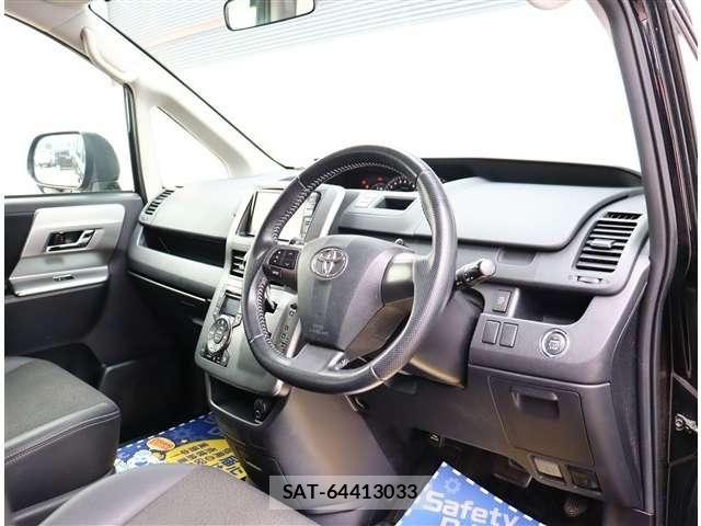 Toyota VOXY 2013-10 7226872-28
