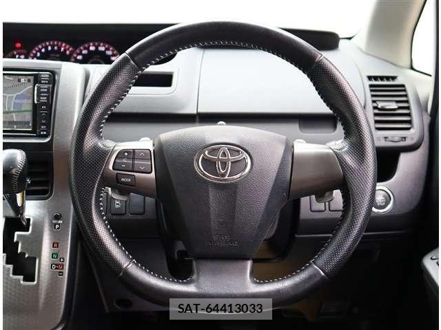 Toyota VOXY 2013-10 7226872-29
