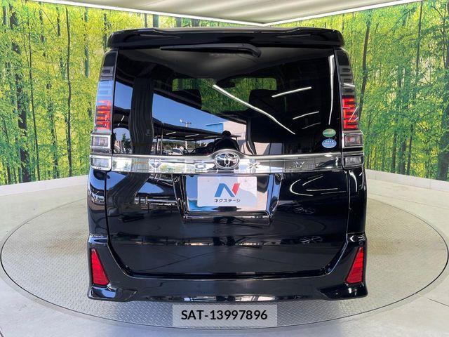 Toyota VOXY 2018-01 7226919-16