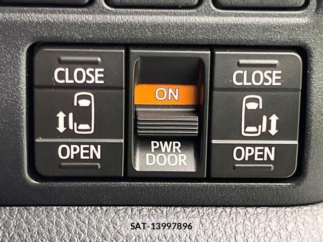 Toyota VOXY 2018-01 7226919-5