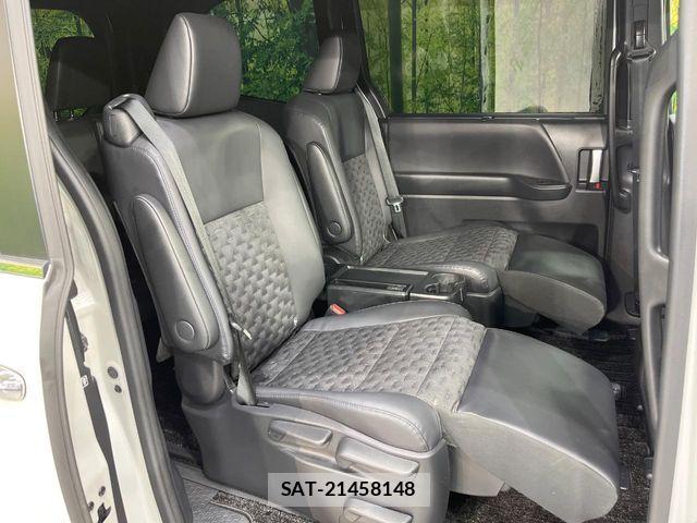 Toyota VOXY 2023-05 7226975-8