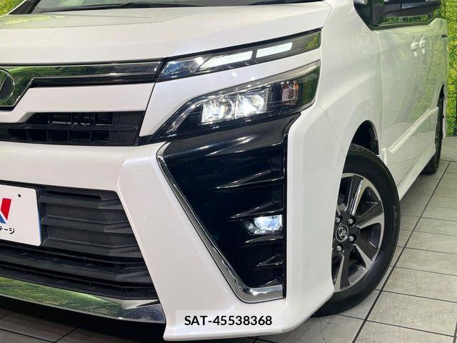 Toyota VOXY 2017-09 7226908-11