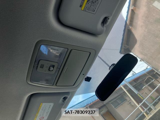 Toyota VOXY 2011-08 7226861-17