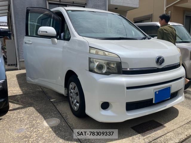 Toyota VOXY 2011-08 7226861-1