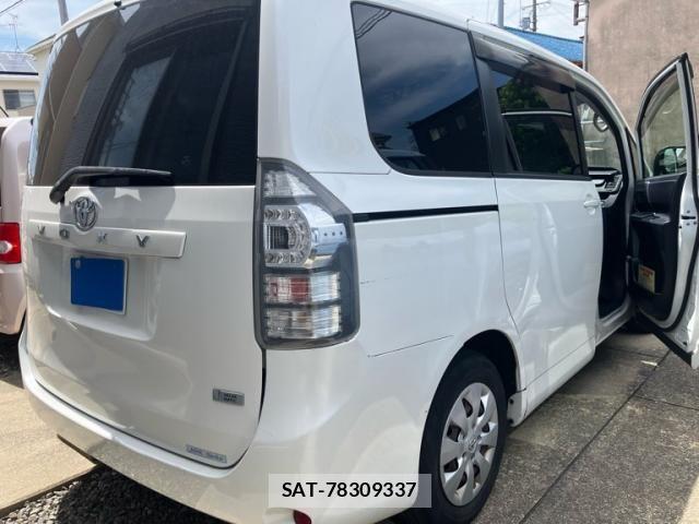 Toyota VOXY 2011-08 7226861-2