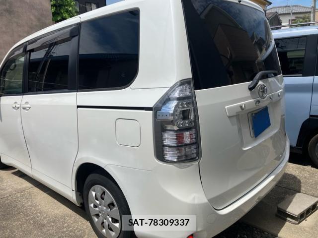 Toyota VOXY 2011-08 7226861-3
