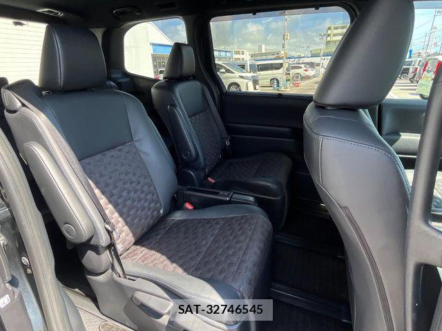 Toyota VOXY 2022-09 7226966-9