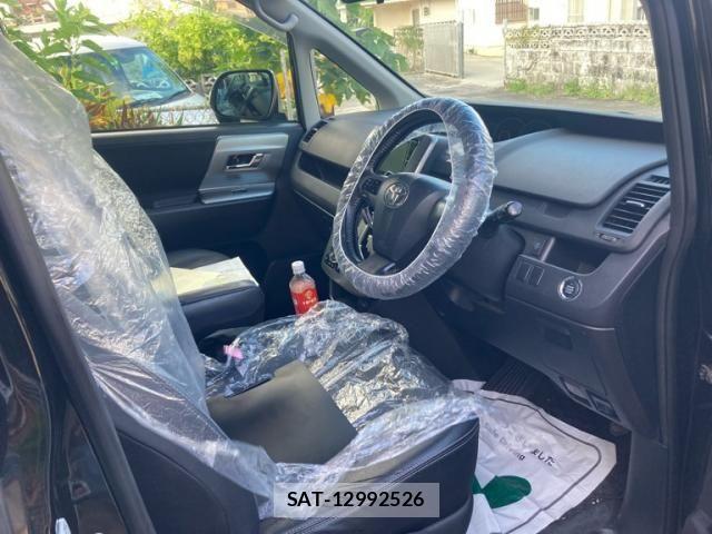 Toyota VOXY 2013-04 7226867-13