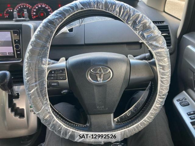 Toyota VOXY 2013-04 7226867-21