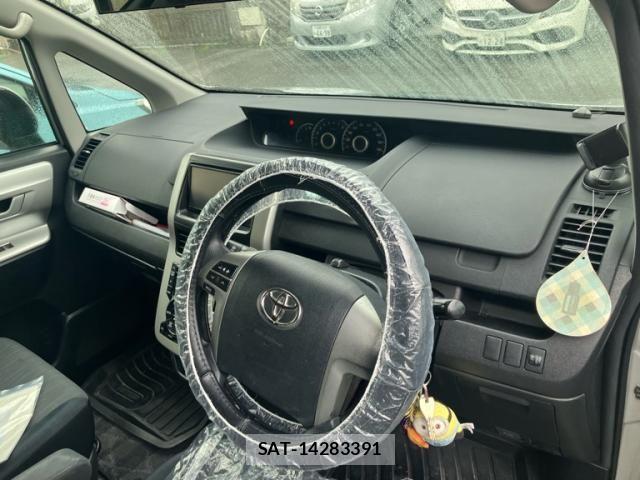 Toyota VOXY 2010-11 7226860-11
