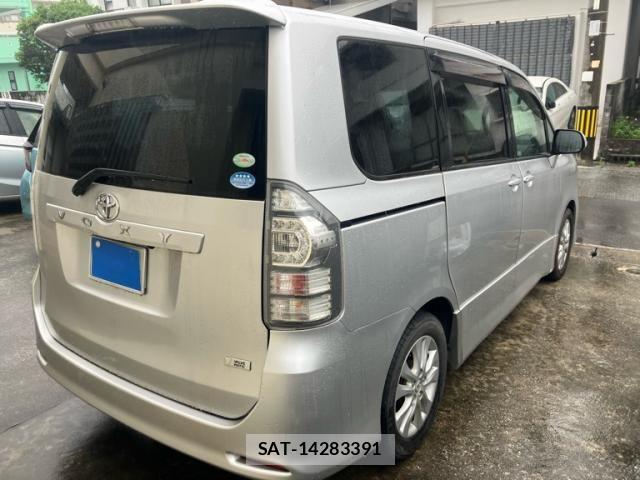 Toyota VOXY 2010-11 7226860-2